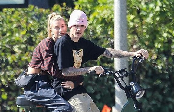 Justin Bieber va vo dap xe tren pho hinh anh