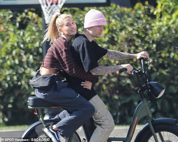 Justin Bieber tinh tu ben vo anh 1