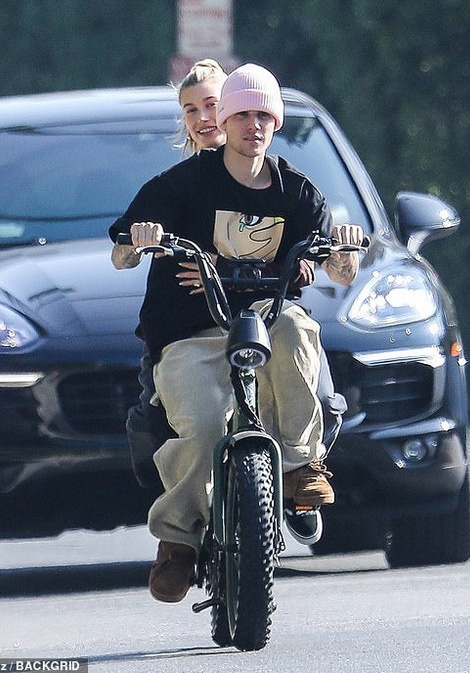 Justin Bieber tinh tu ben vo anh 2