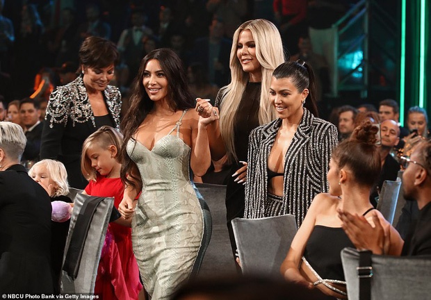 Kim Kardashian mac goi cam anh 7