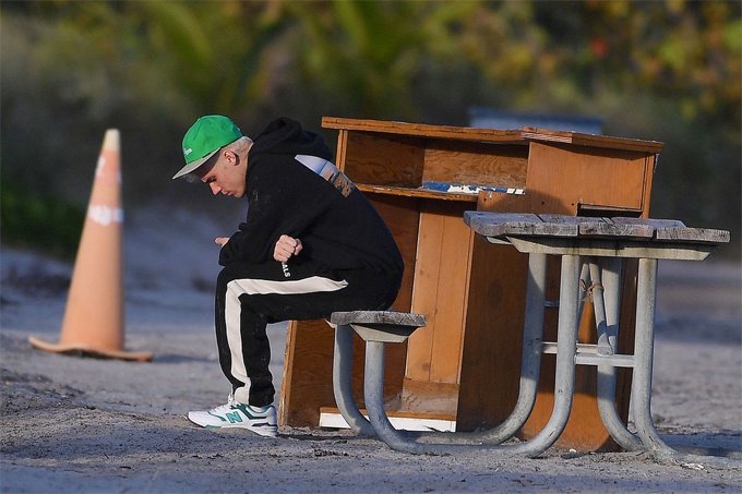 Hailey Bieber sa vao long chong trong gio giai lao anh 1