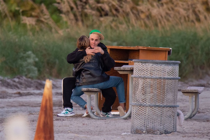 Hailey Bieber sa vao long chong trong gio giai lao anh 2