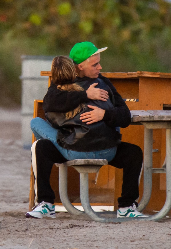 Hailey Bieber sa vao long chong trong gio giai lao anh 3