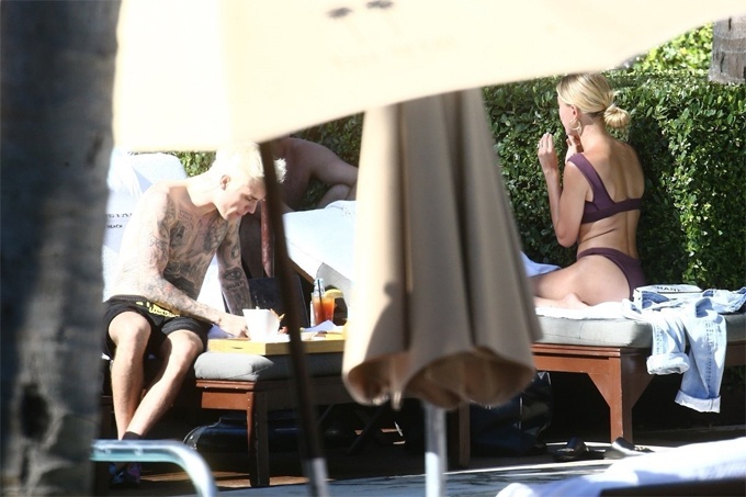Hailey Bieber sa vao long chong trong gio giai lao anh 9