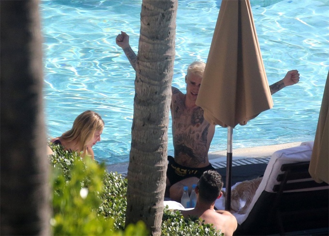 Hailey Bieber sa vao long chong trong gio giai lao anh 10