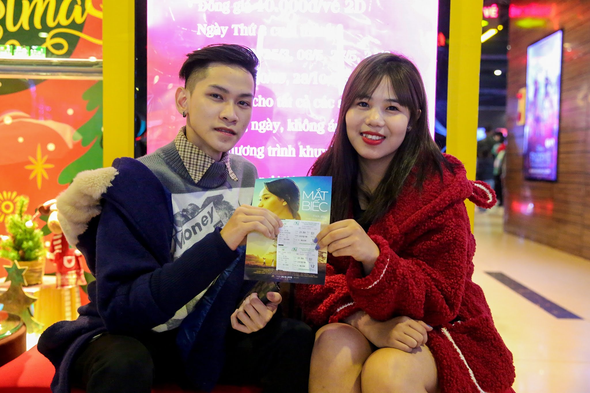 Khan gia den rap xep hang xem ‘Mat biec’ bat chap troi mua lanh hinh anh