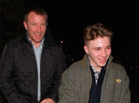 Madonna nung niu ben bo tre anh 7