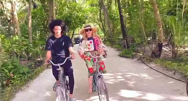 Madonna nung niu ben bo tre anh 3