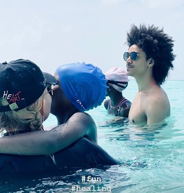 Madonna nung niu ben bo tre anh 5