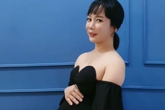 Minh tinh 43 tuoi mang thai sau 3 lan say hinh anh