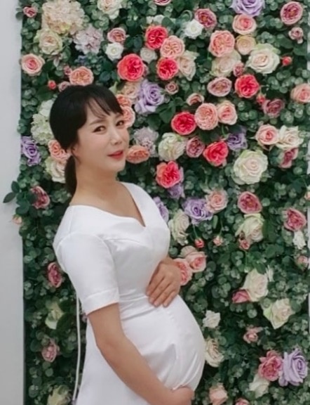 Minh tinh 43 tuoi mang thai sau 3 lan say anh 1