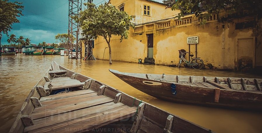 Ghe thuyen vao pho co Hoi An ngay ngap nuoc hinh anh