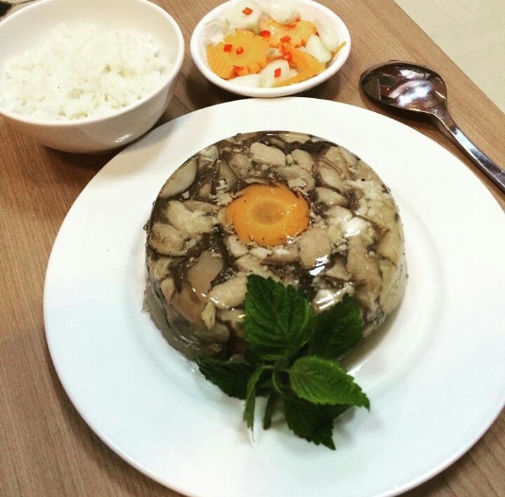 Che bien mon thit nau dong dua com ngay lanh hinh anh