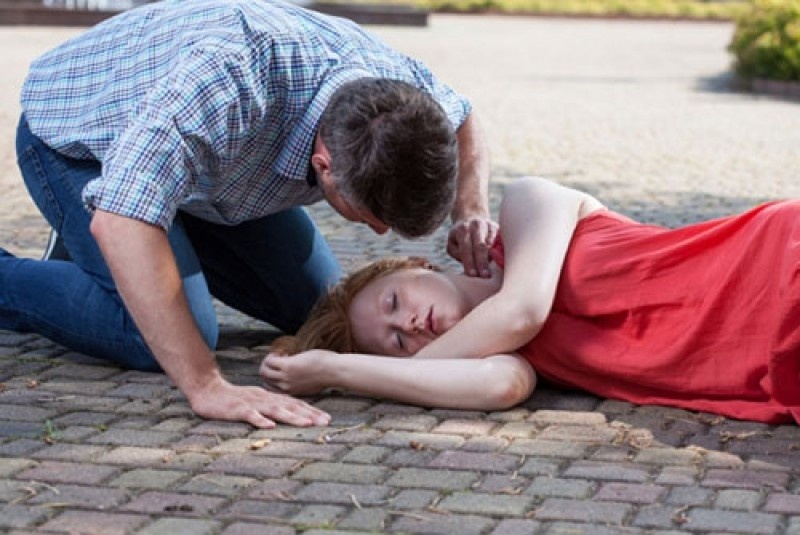 Dau hieu nhan biet nguoi mac benh dot quy hinh anh