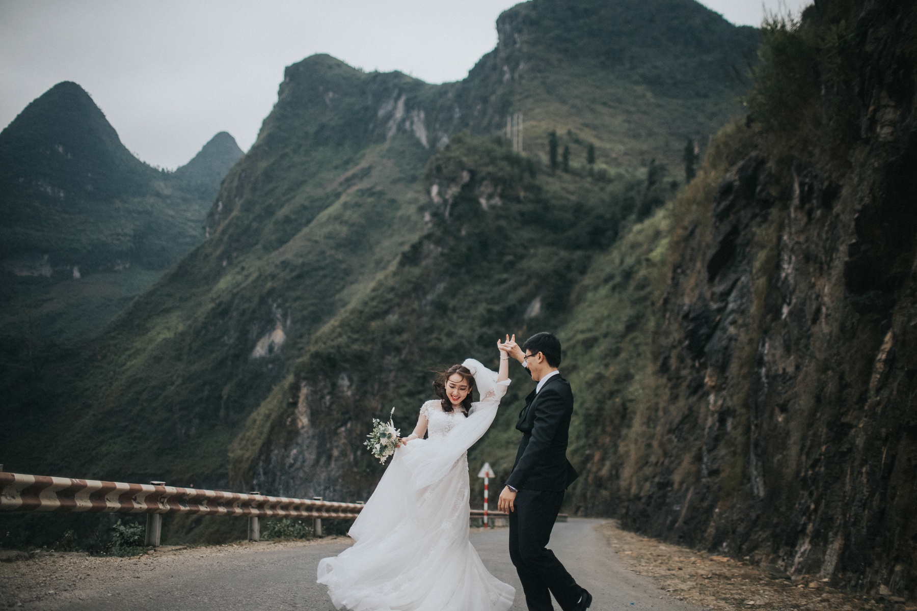 Cap doi chinh phuc cung deo hiem tro de chup anh cuoi hinh anh