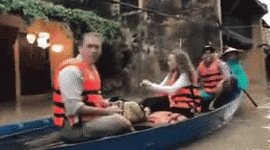 100.000 dong cho 15 phut di thuyen trong pho co Hoi An hinh anh