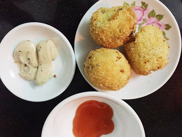 Lam banh khoai tay vien xuc xich va pho mai don gian hinh anh