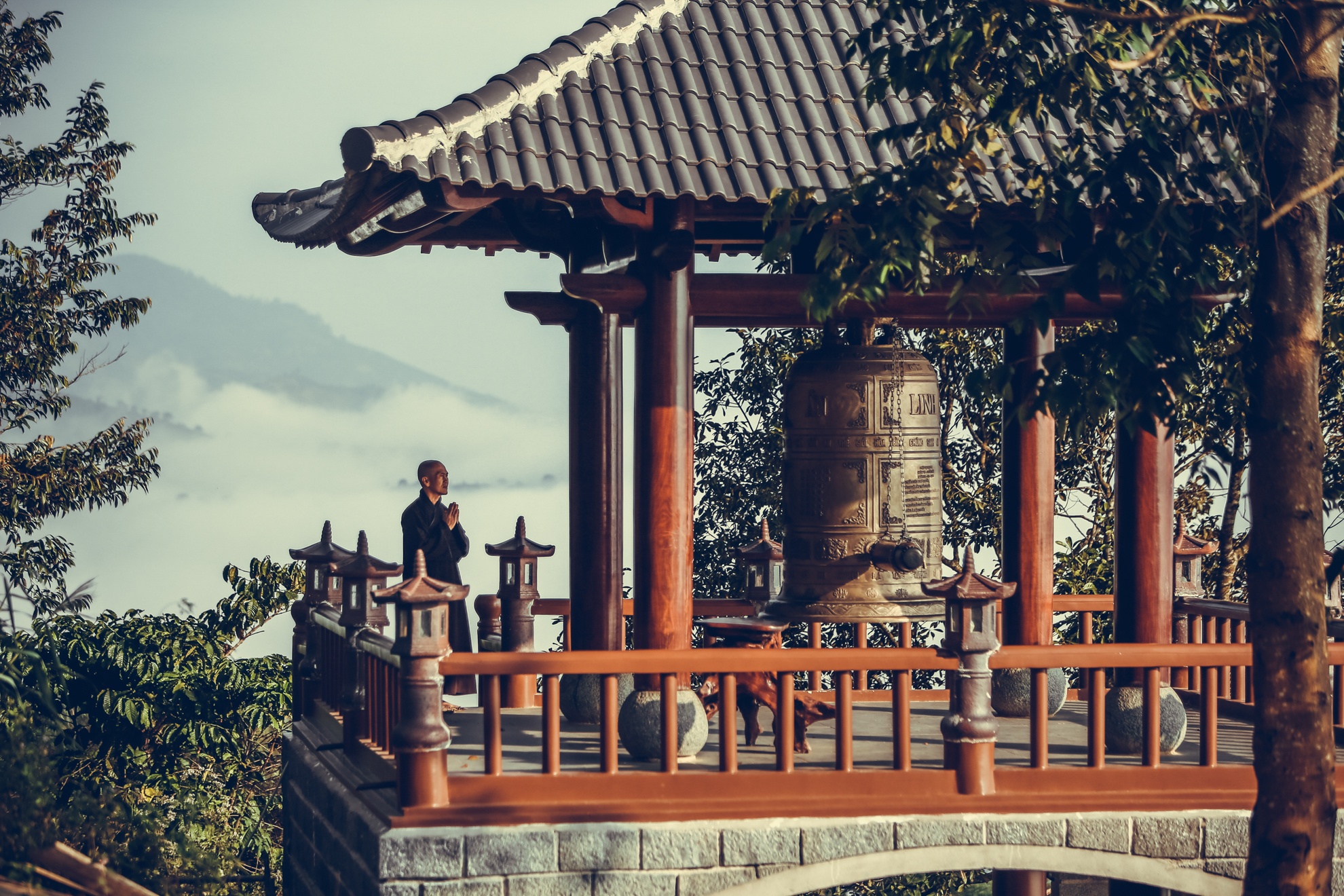 Hanh huong dau xuan den nhung ngoi chua tuyet dep hinh anh