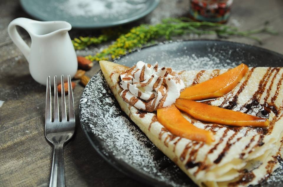 Dao quanh Ha Noi thuong thuc cac loai banh crepe thom ngon hinh anh