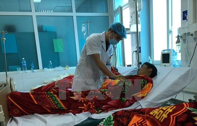 Uong 1 lit ruou trang, 7 thanh nien nhap vien nghi ngo doc methanol hinh anh