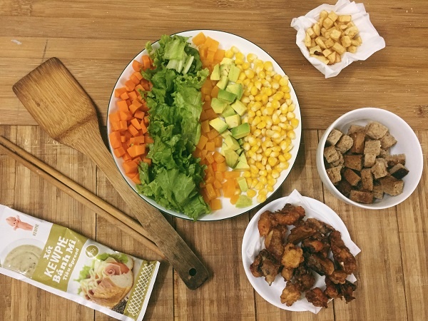 Cach lam salad tron ga chien gion ngon mieng, du chat hinh anh