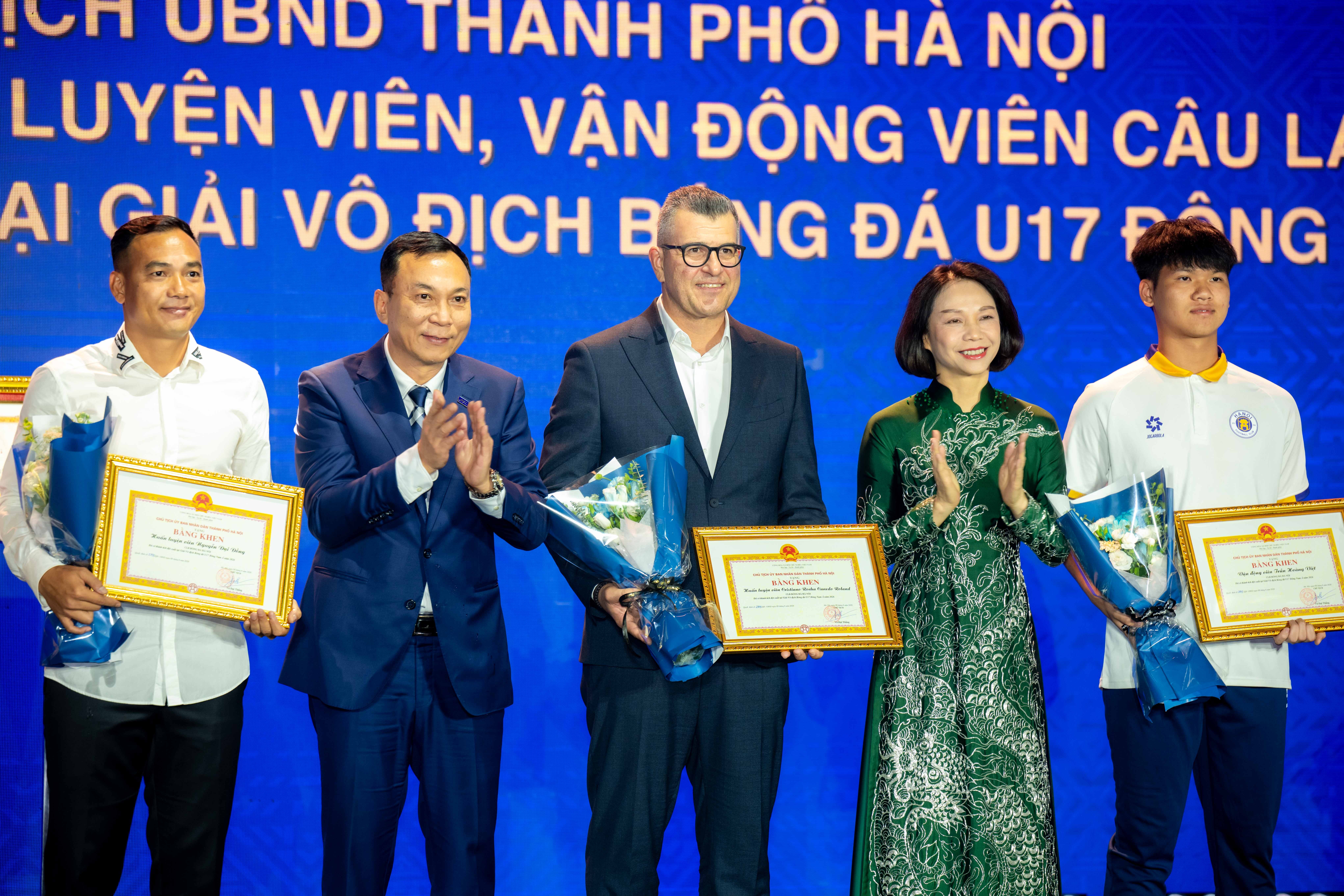 CLB Ha Noi ky niem anh 3