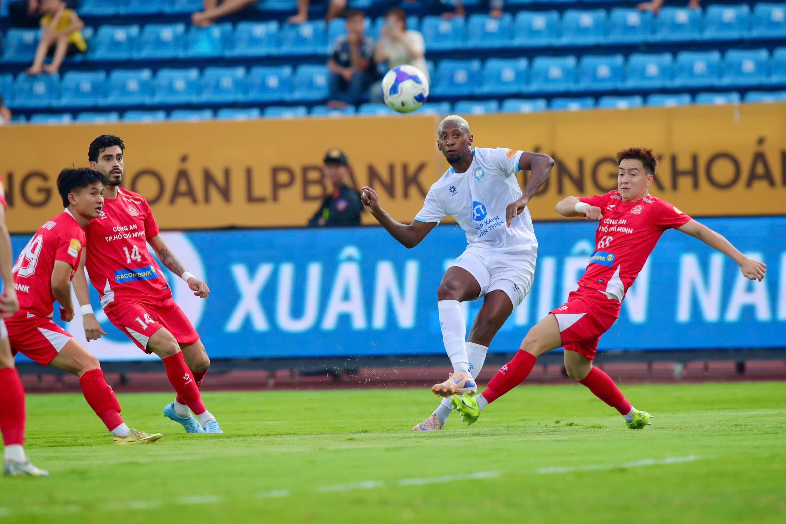 Doi bong cua Xuan Son thua 0-4 chi sau 45 phut hinh anh