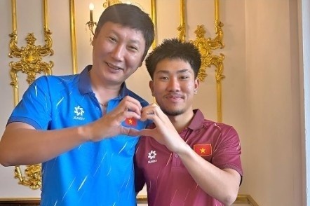 Viet kieu Khoa Ngo bi loai khoi tuyen Viet Nam la ai? hinh anh