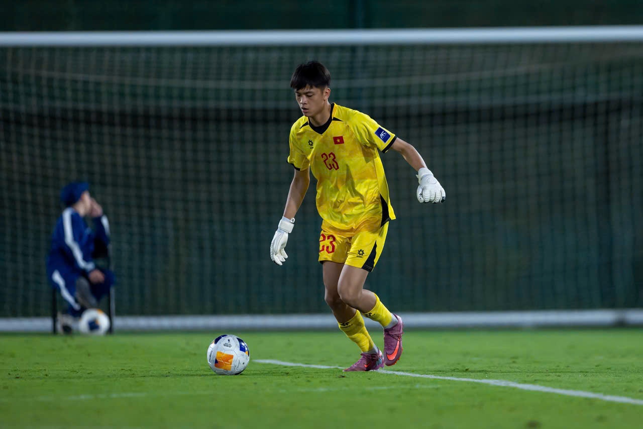 Nguoi giup U17 Viet Nam du World Cup vo xuong mat hinh anh