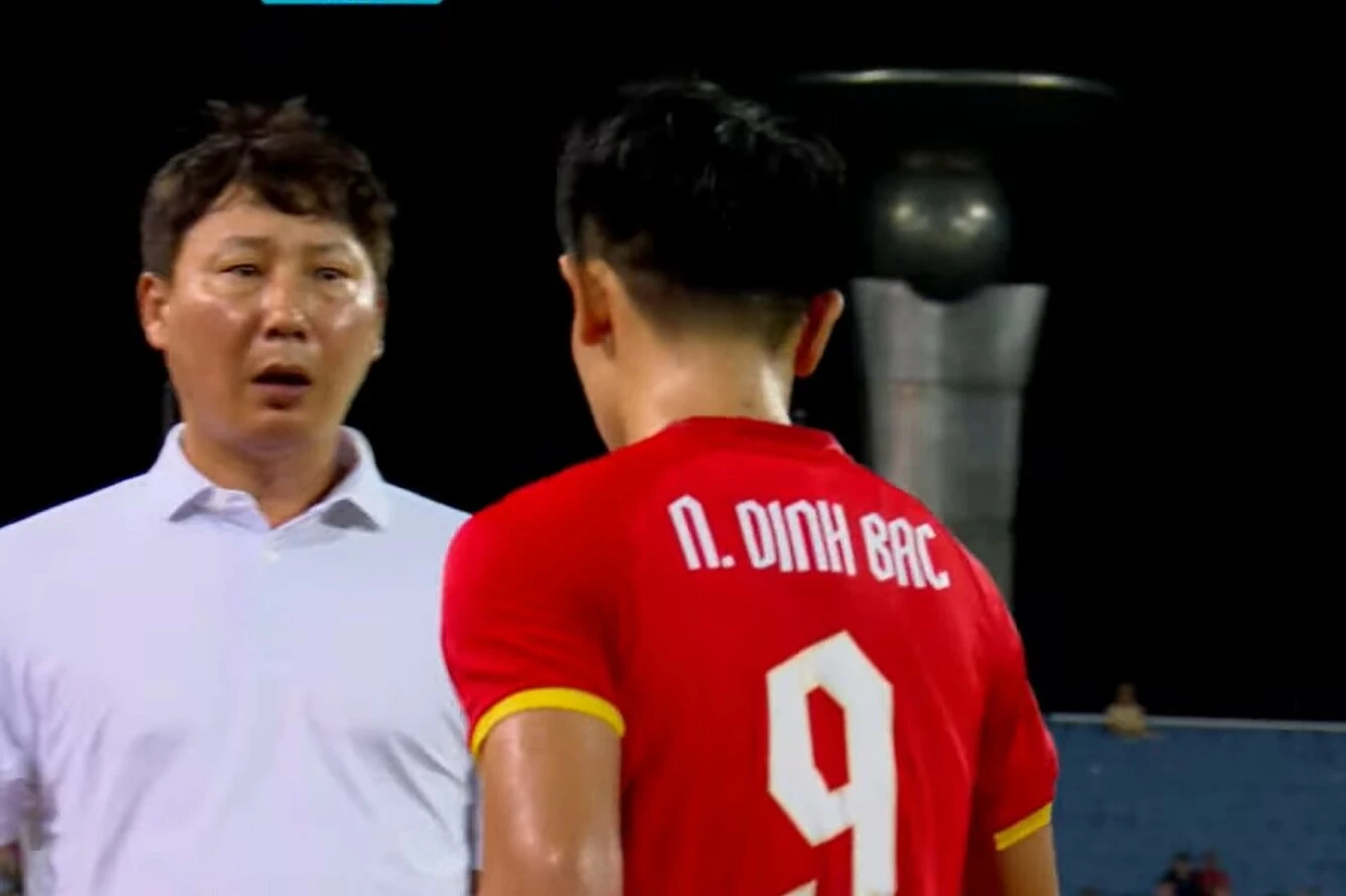 HLV Kim khó chịu với Đình Bắc