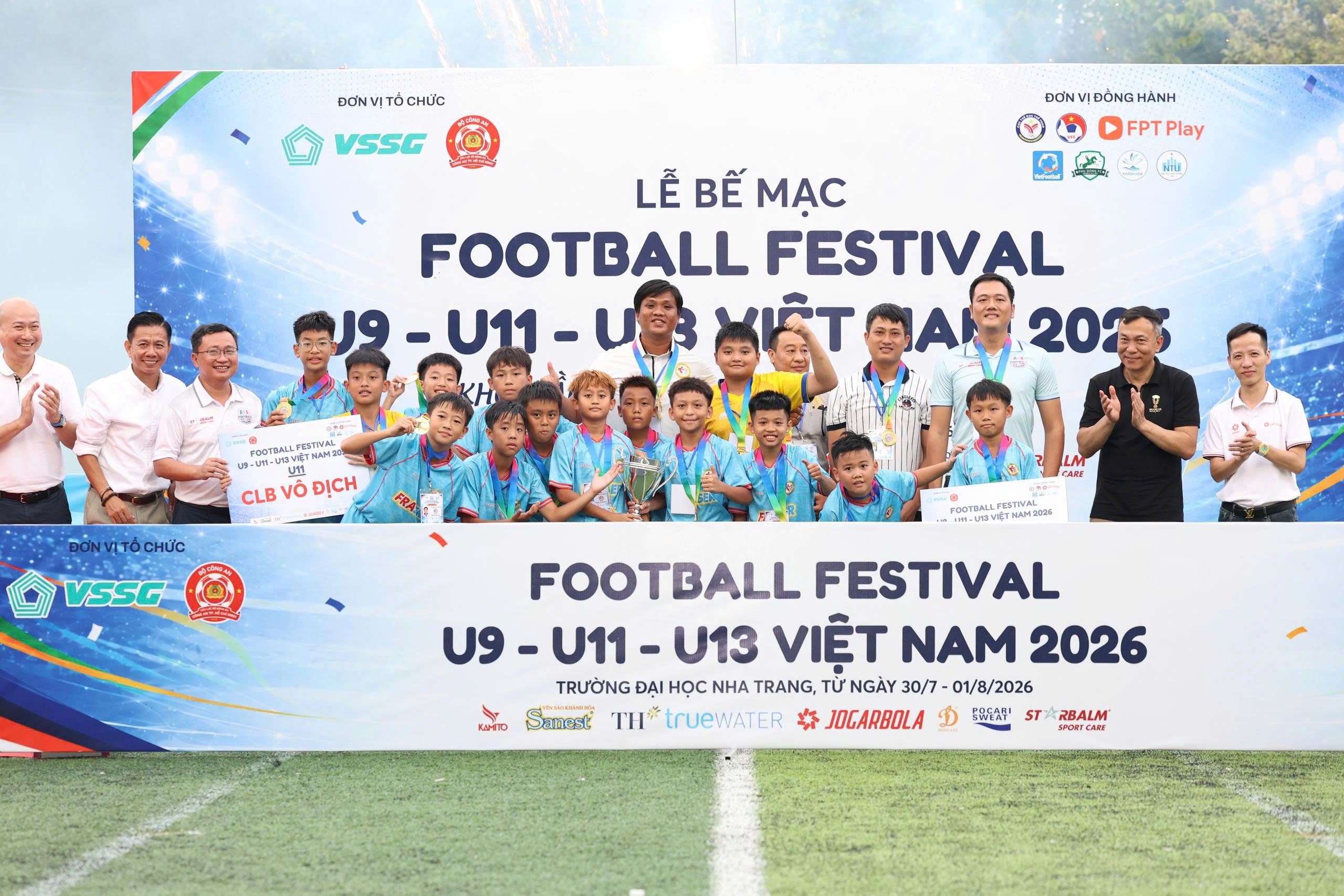 Gần 1.000 cầu thủ nhí dự Festival bóng đá cộng đồng ở Nha Trang