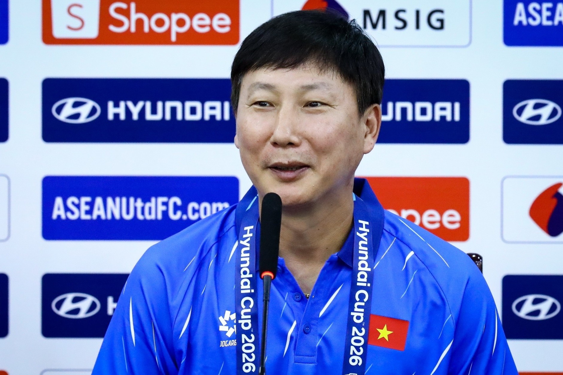 HLV Kim: Hòa Singapore vì hôm ấy tôi mặc áo trắng