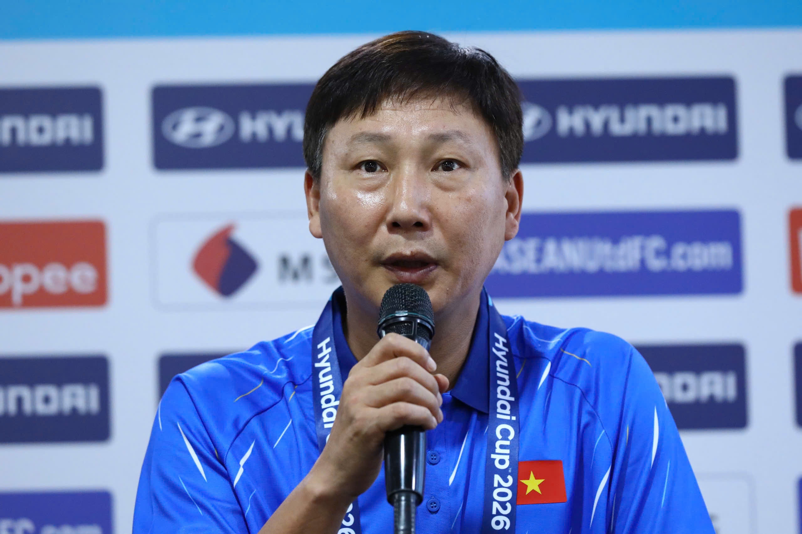Phóng viên Malaysia hỏi xoáy về trận thua 0-4, HLV Kim đáp trả