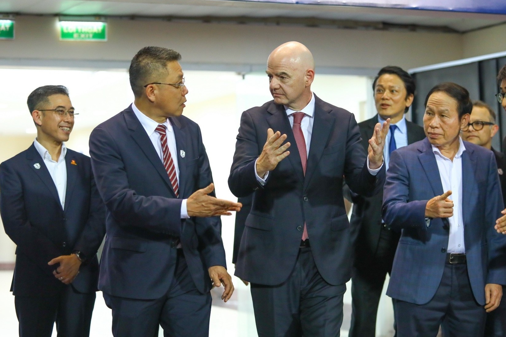 Chủ tịch FIFA thăm sân vận động lớn thứ nhì Việt Nam