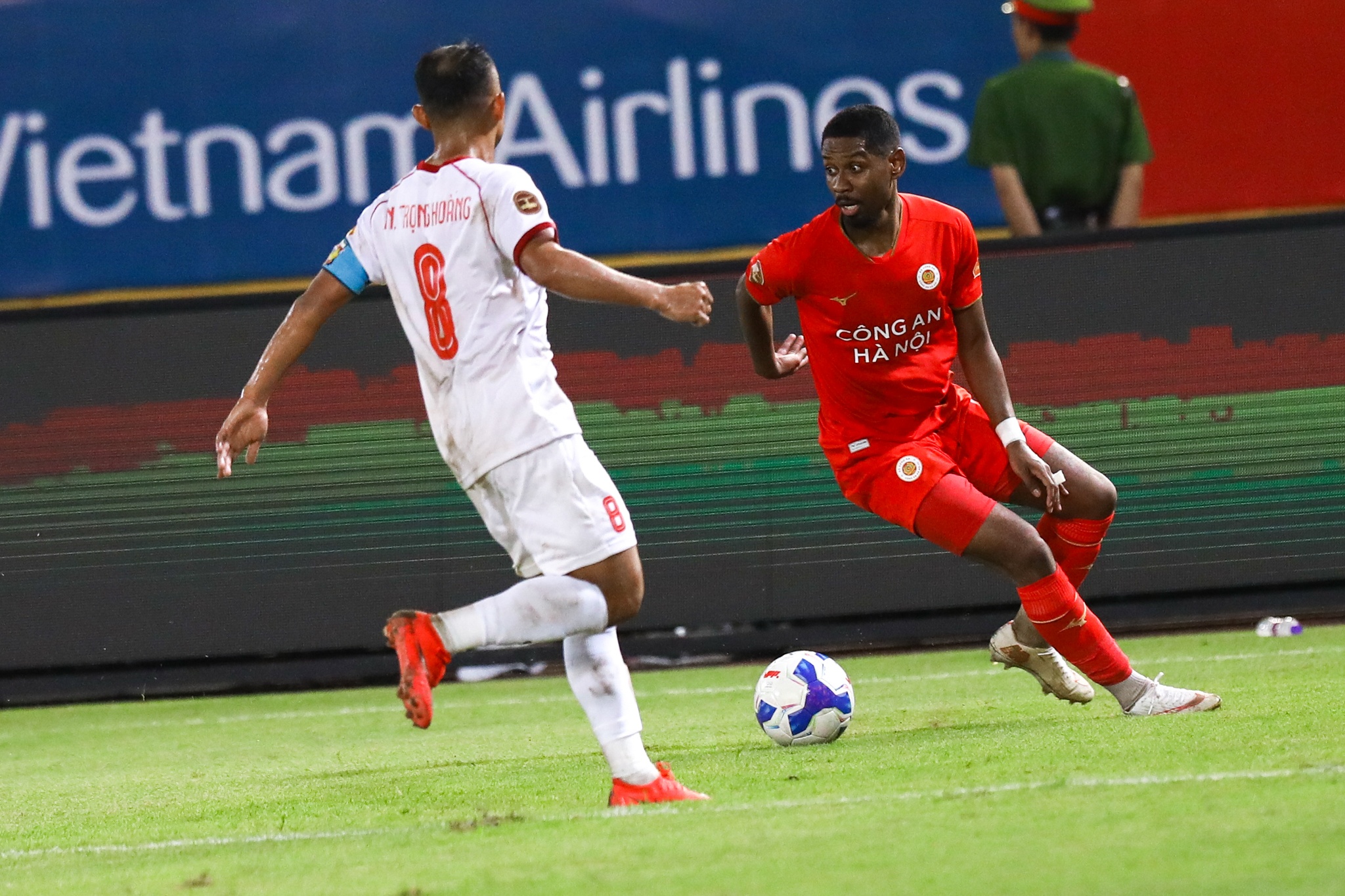 Trọng Ho&agrave;ng V.League ảnh 3