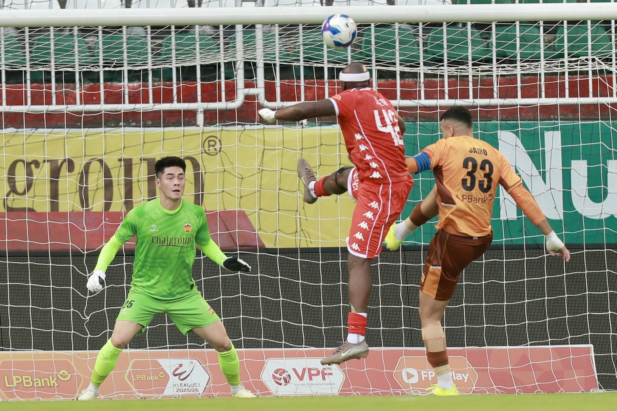 Nhà vô địch ASEAN Cup mắc lỗi trong thất bại của HAGL