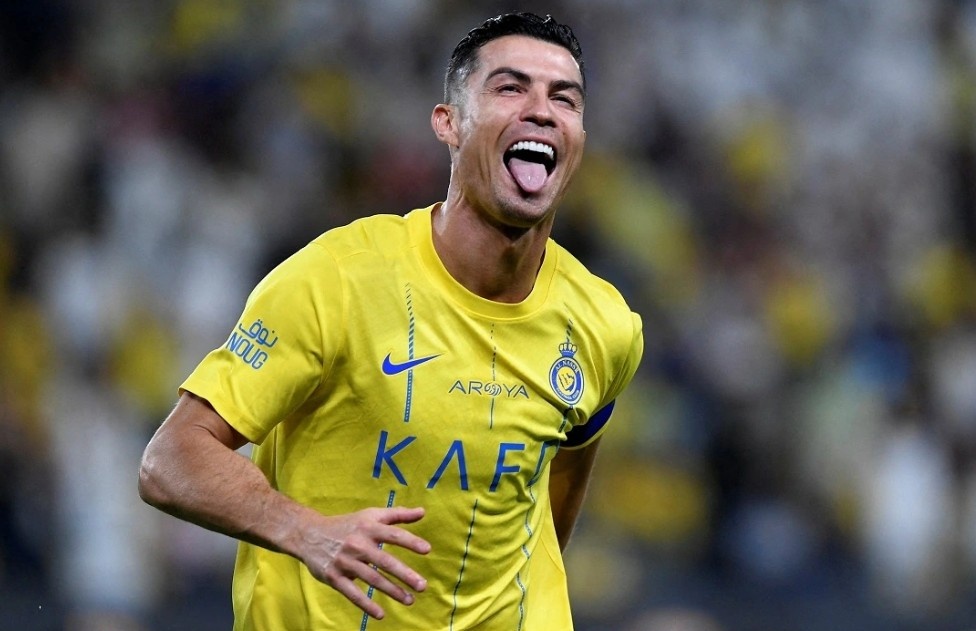 Ronaldo lam cong dong fan Messi day song hinh anh