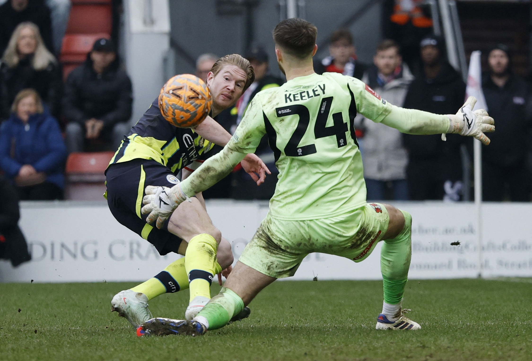 De Bruyne toa sang, Man City thang nhoc doi hang ba hinh anh