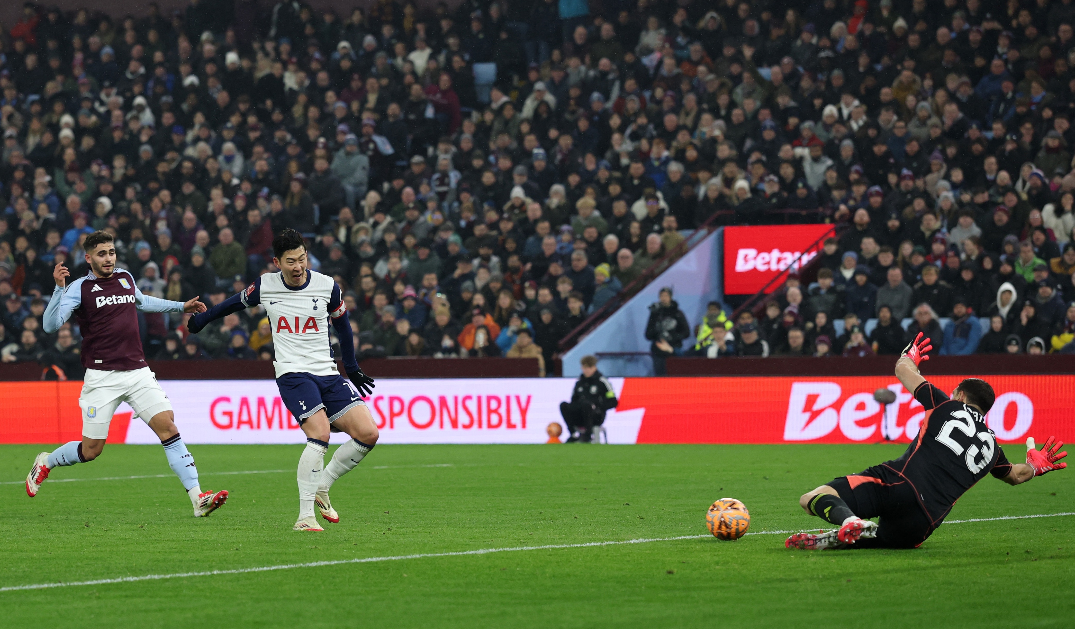 Aston Villa dau Tottenham anh 1