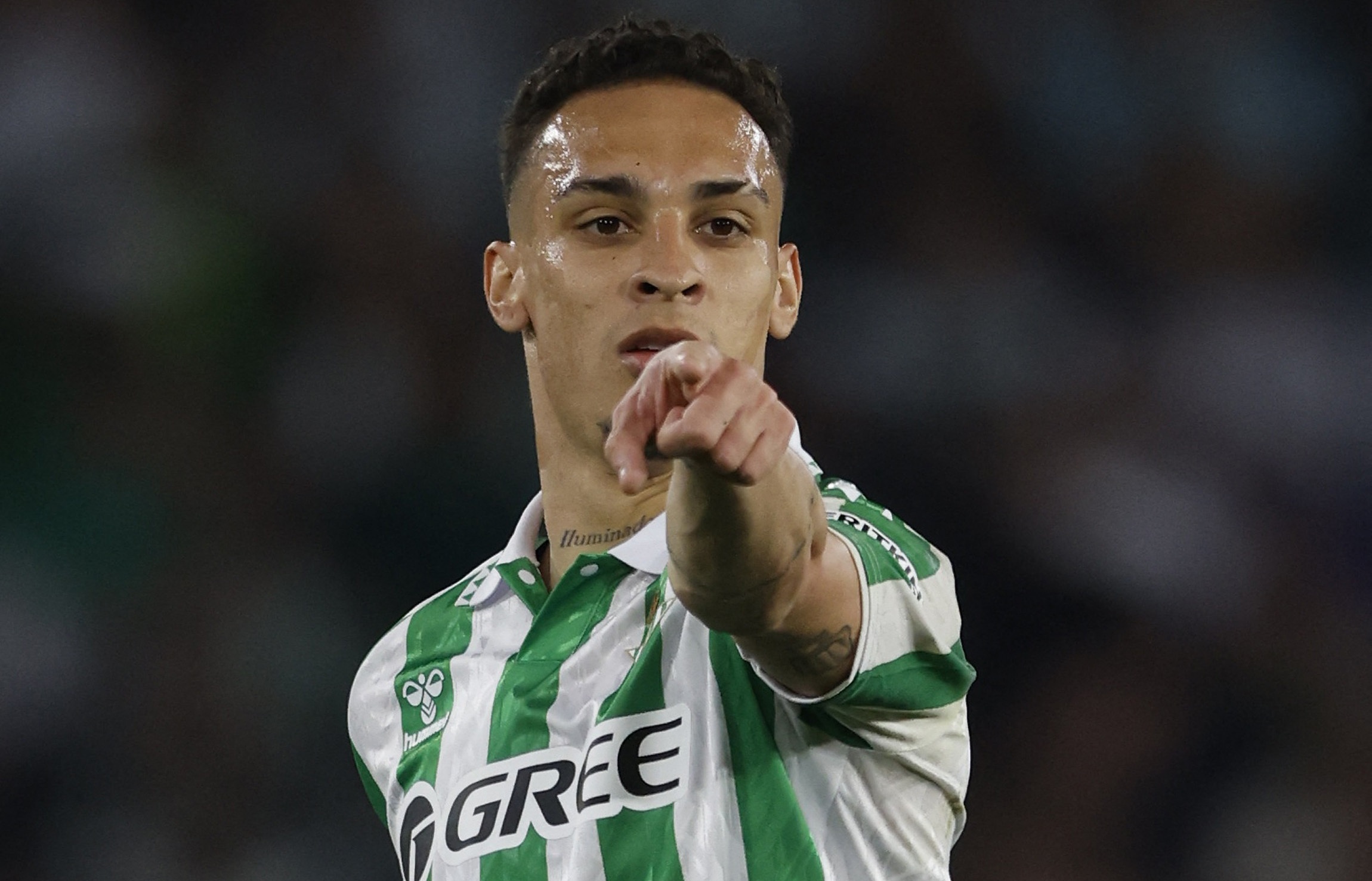 Antony ra san bat dac di hinh anh