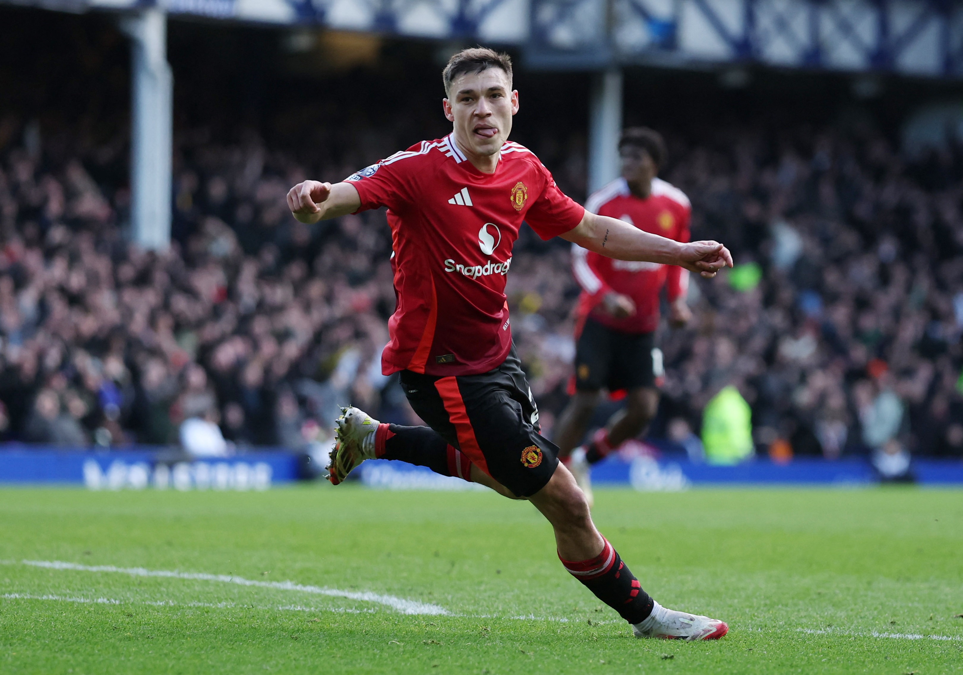 VAR cuu MU khoi tran thua truoc Everton hinh anh