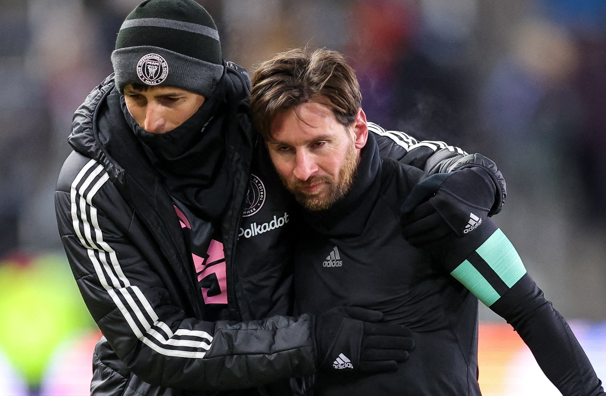 Ky luat trong tai lam dieu la lung voi Messi hinh anh