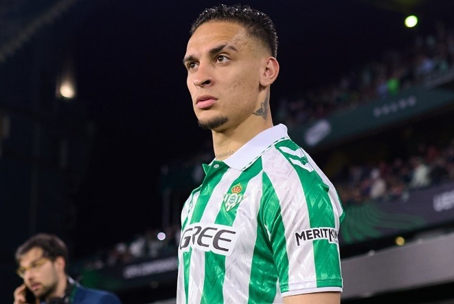 Antony toa sang roi bi duoi khoi san hinh anh