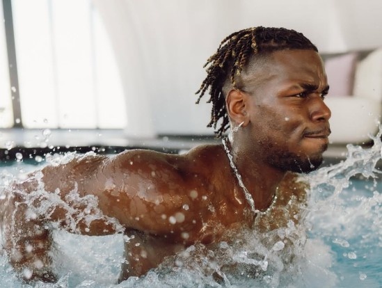 HLV Amorim lang nghe Pogba hinh anh