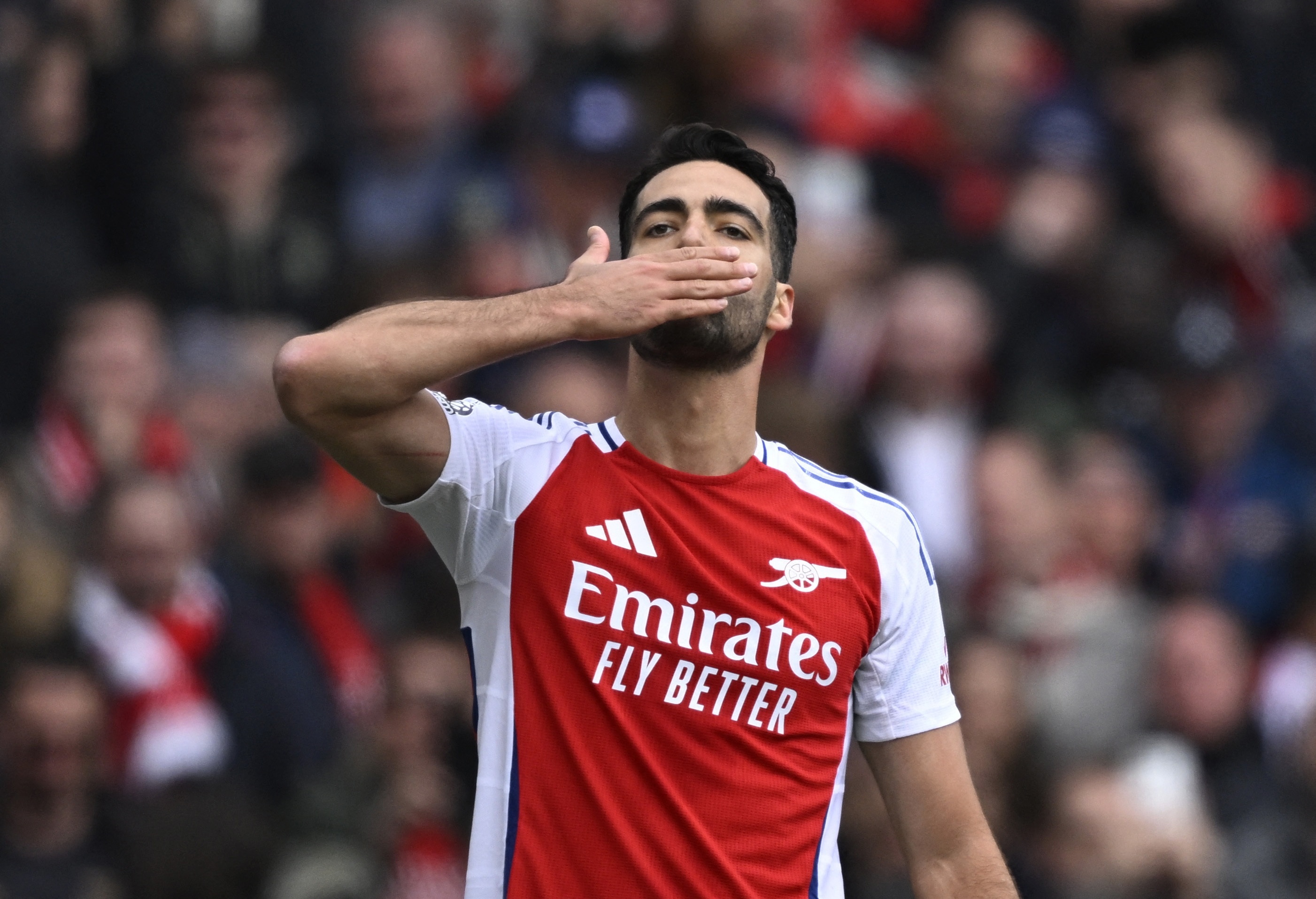 Arsenal danh bai Chelsea bang qua phat goc hinh anh