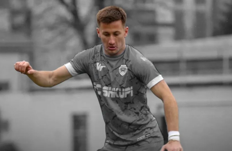 Cau thu thiet mang khi cuu nguoi trong hoa hoan hinh anh