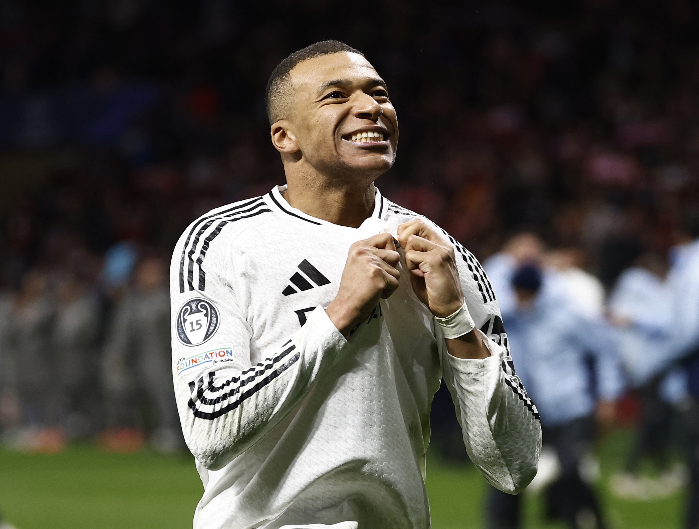 UEFA dieu tra Mbappe, Vinicius hinh anh