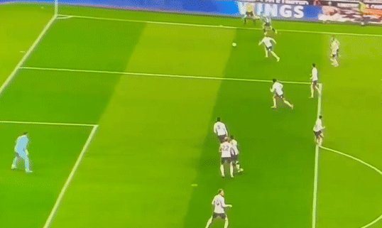Siêu phẩm từ cự ly khó tin tại Premier League