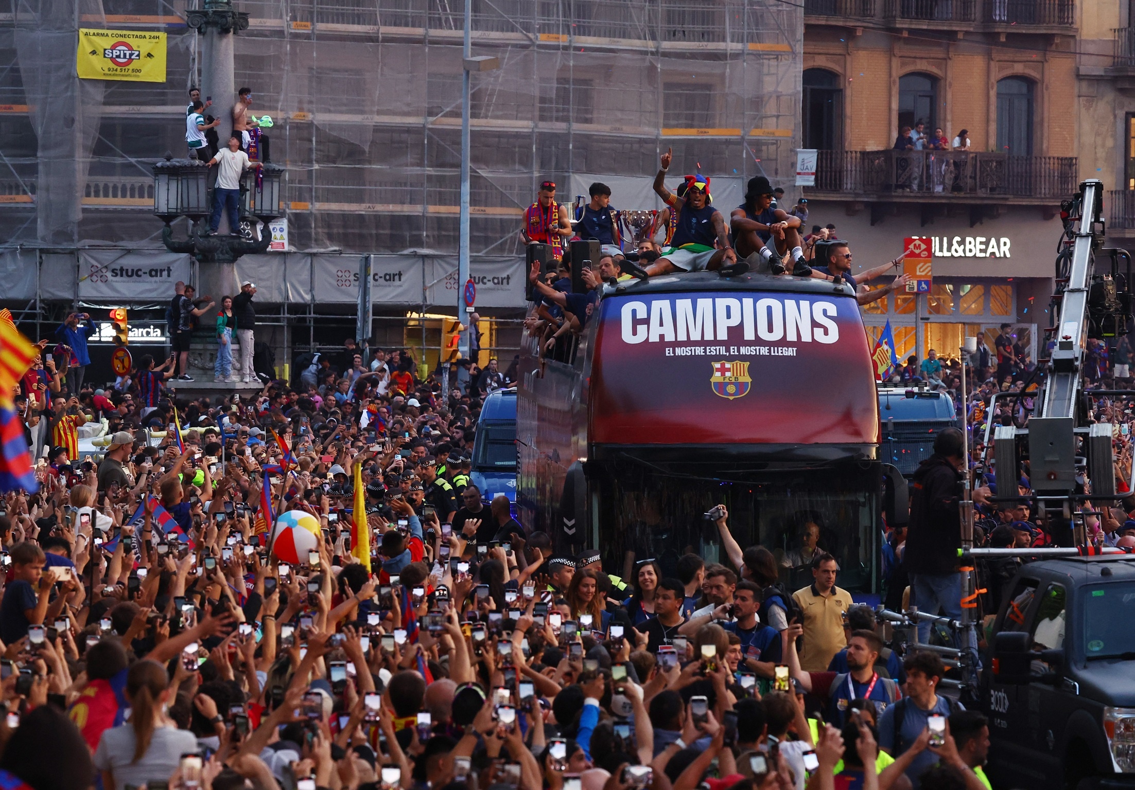 Barcelona an ba anh 3