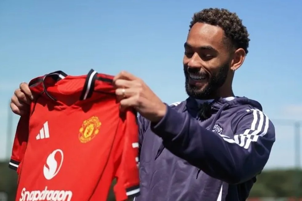 Phan ung cua Cunha khi lay so ao tu Rashford hinh anh